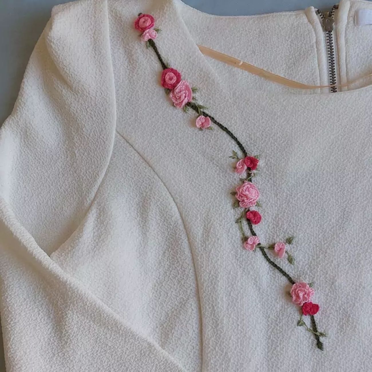 女士白色精美刺绣衬衫 – 手工制作，经典细节