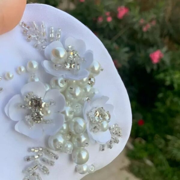 口罩缎面面料，珍珠与花卉设计