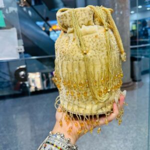 圆柱形手工串珠手拿包 – 传统设计