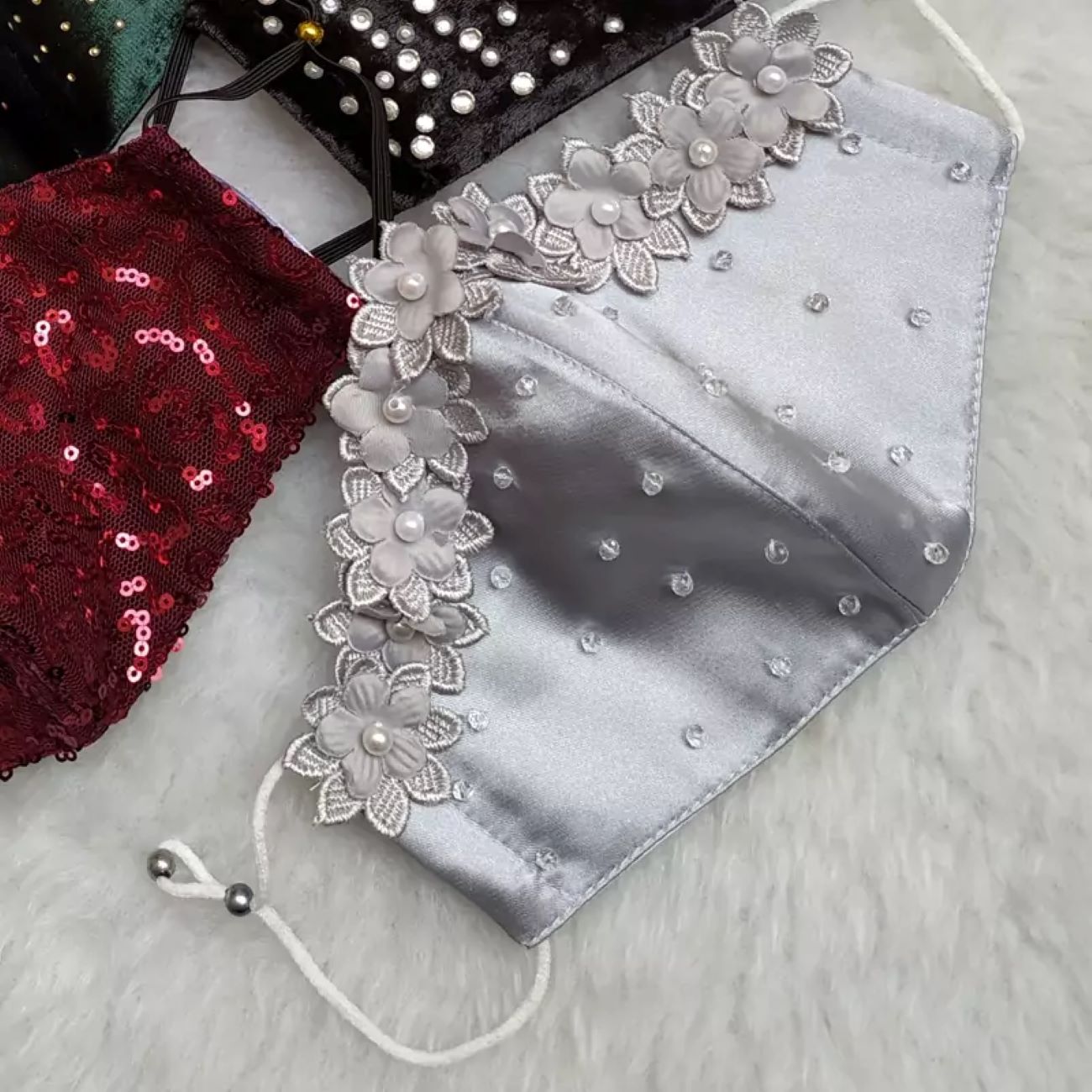 Main image of 手工口罩，花卉设计与水晶装饰，灰色