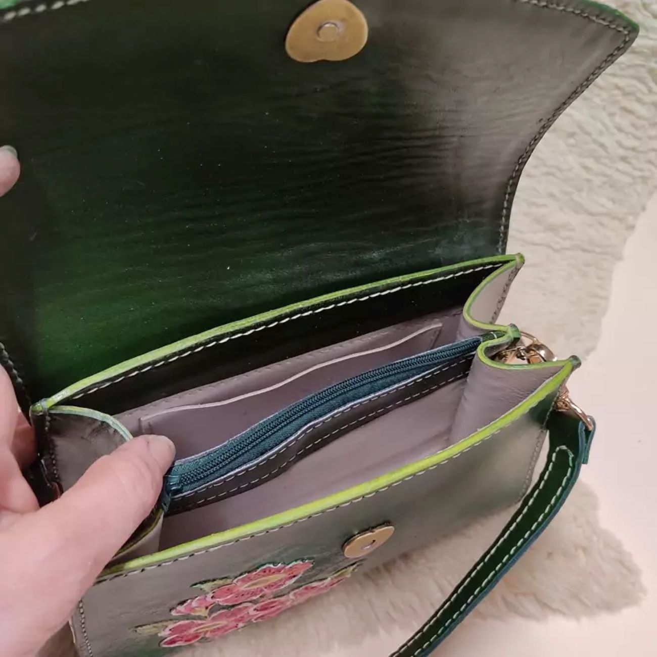 手工真皮包 – 精细雕刻、手绘及精准缝制