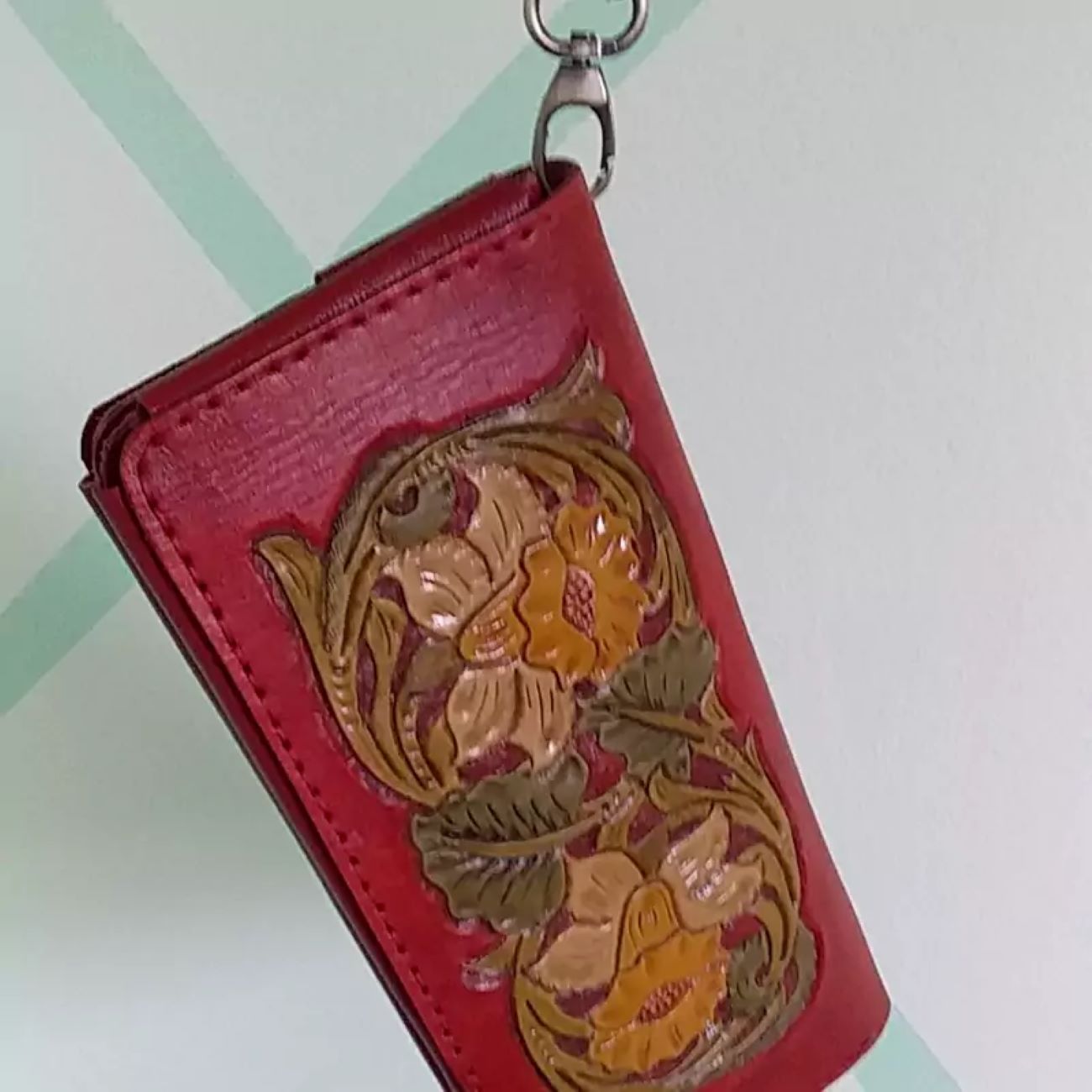 Main image of 手工钱包皮包 – 精细雕刻、手绘及精准缝制