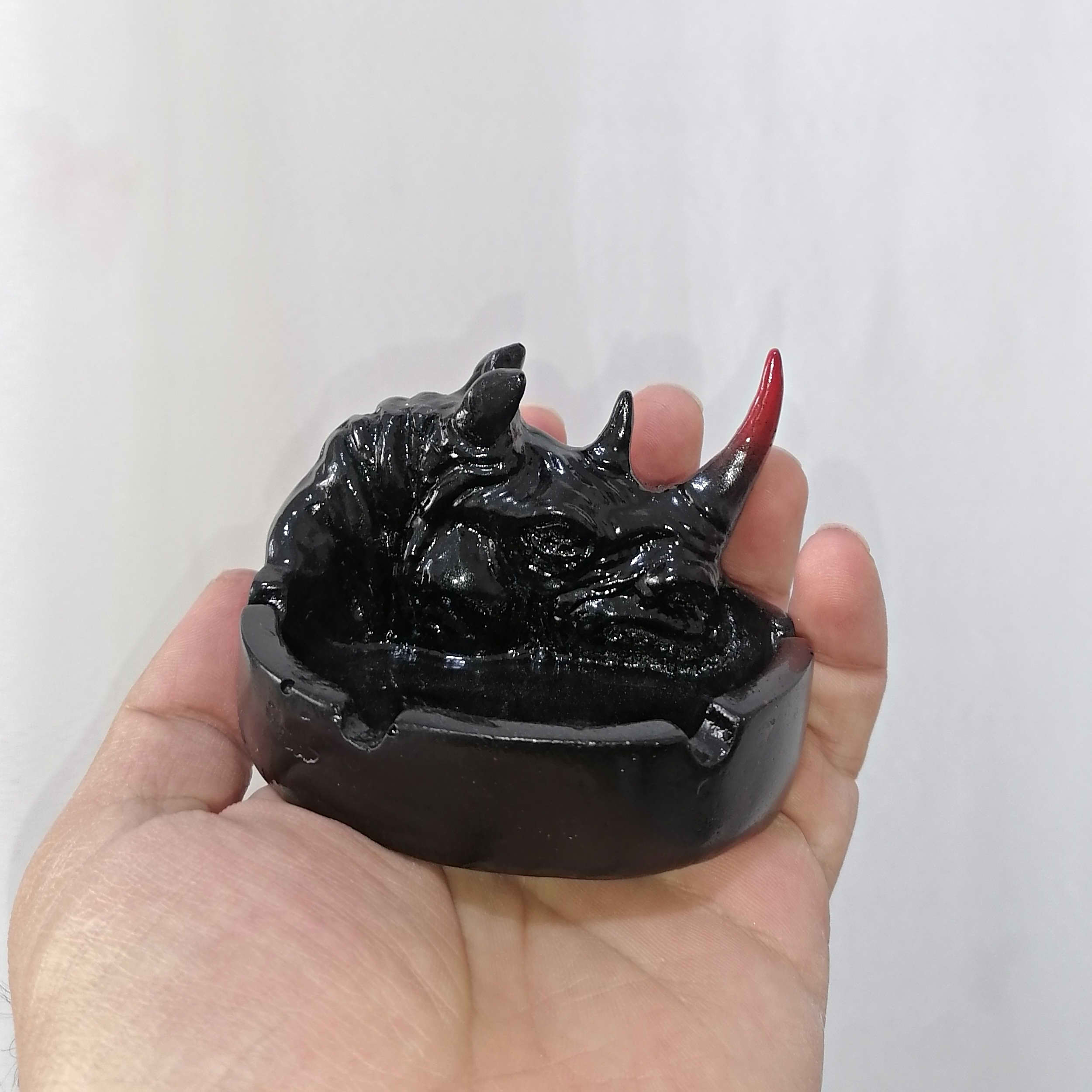 新奇烟灰缸 – 混凝土犀牛造型创意吸烟装饰