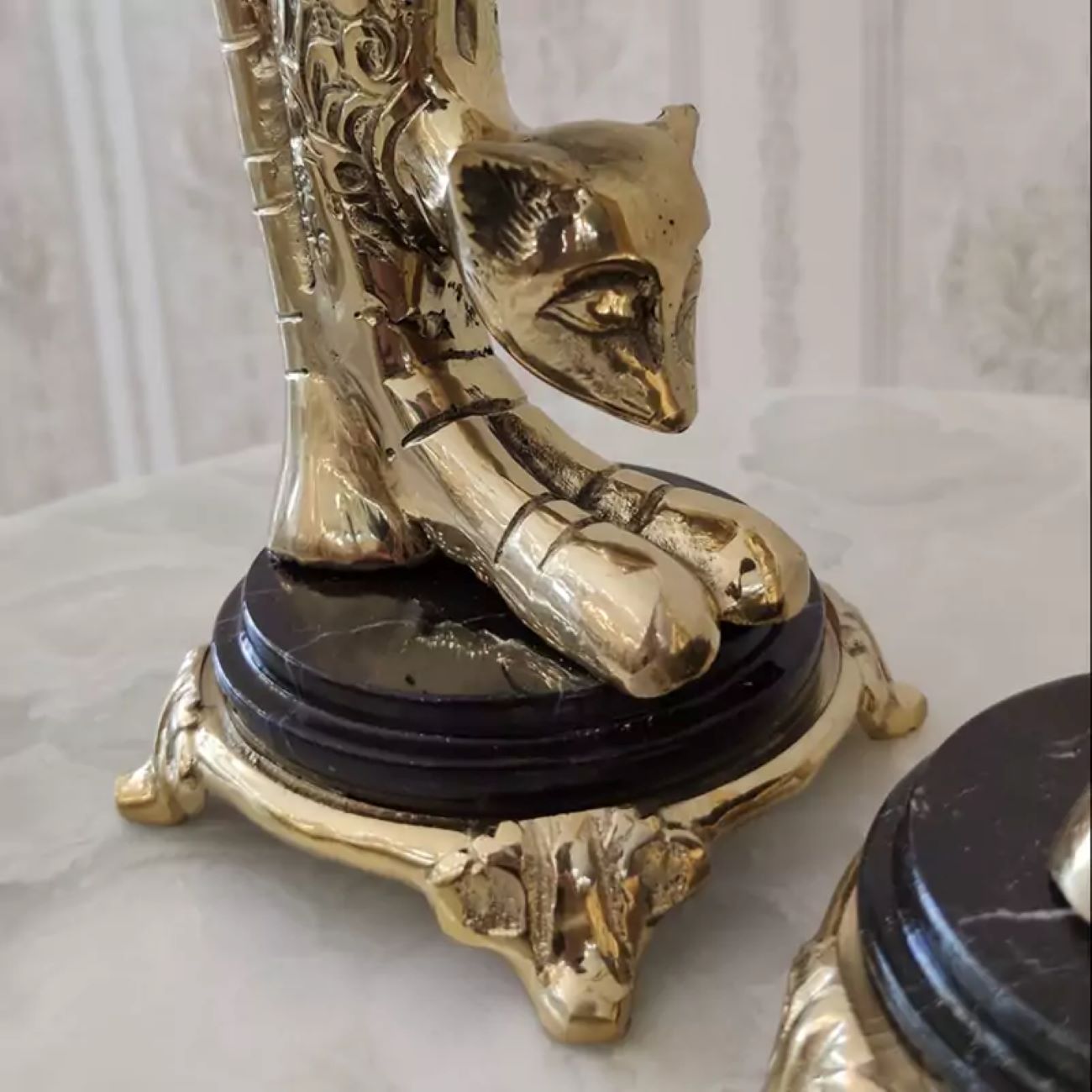 铜质猫雕像一对 – 优雅设计，永恒艺术杰作