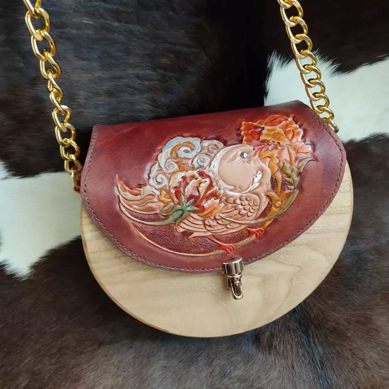 真皮肩包 – 木质包身，手工雕刻皮革门饰