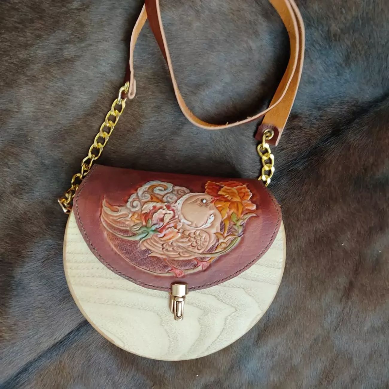 Main image of 真皮肩包 – 木质包身，手工雕刻皮革门饰