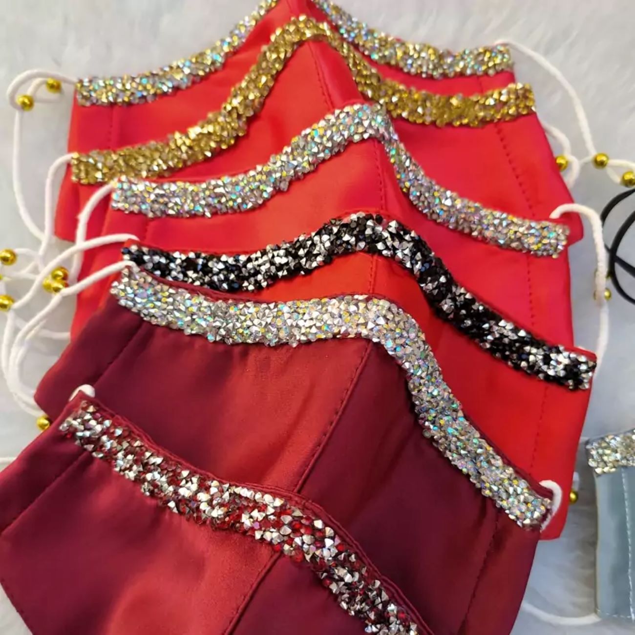 Main image of 缎面晚宴口罩带水晶装饰 – 正式场合优雅配件