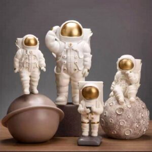 四件套装饰宇航员雕像 – 彰显星空之美的家居装饰