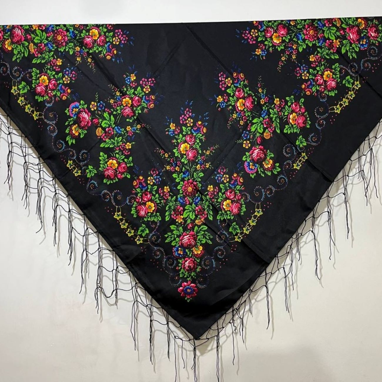 Main image of 土库曼围巾 – 舒适、色彩与伊朗传统完美融合