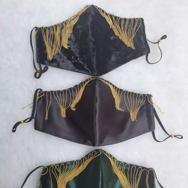 天鹅绒晚宴口罩带链条细节 – 正式场合优雅配件