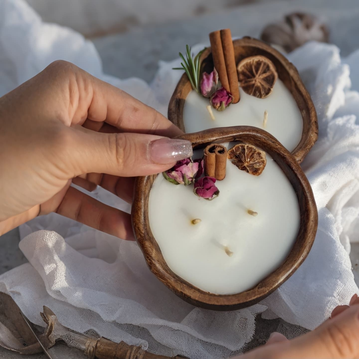 香氛植物木质罐蜡烛 – 肉桂、玫瑰与柠檬设计