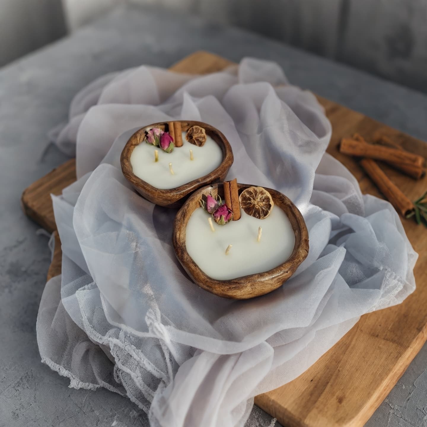 Main image of 香氛植物木质罐蜡烛 – 肉桂、玫瑰与柠檬设计