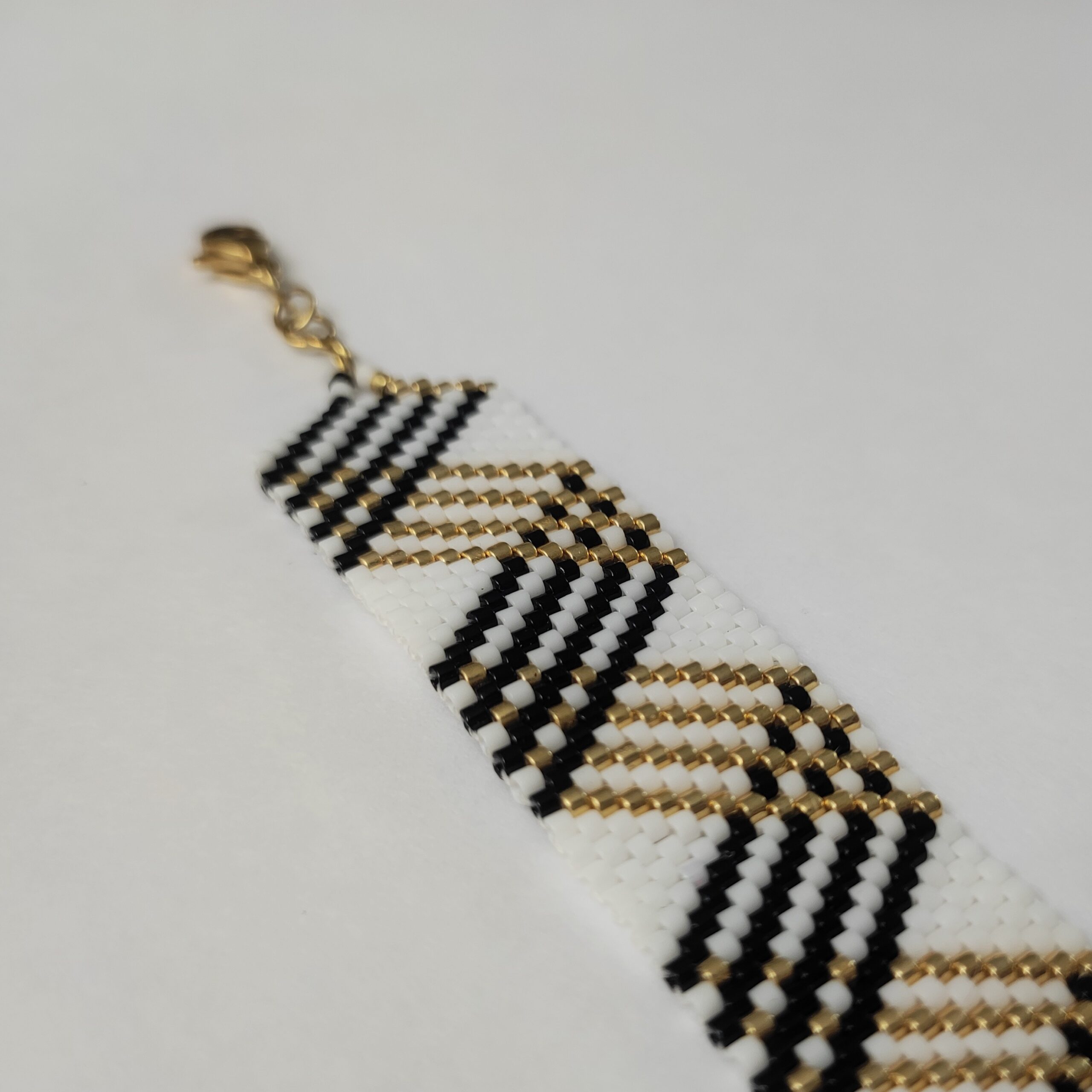 Thumbnail 3: 波西米亚风格编织串珠手链 – 几何设计