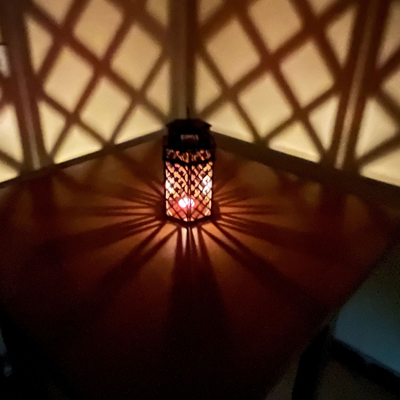 烛台灯笼设计 – 带萨玛舞图案