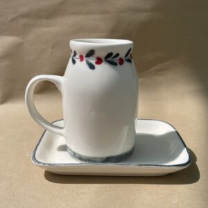 陶瓷茶杯茶碟套装 – 手绘花朵与叶子边饰图案