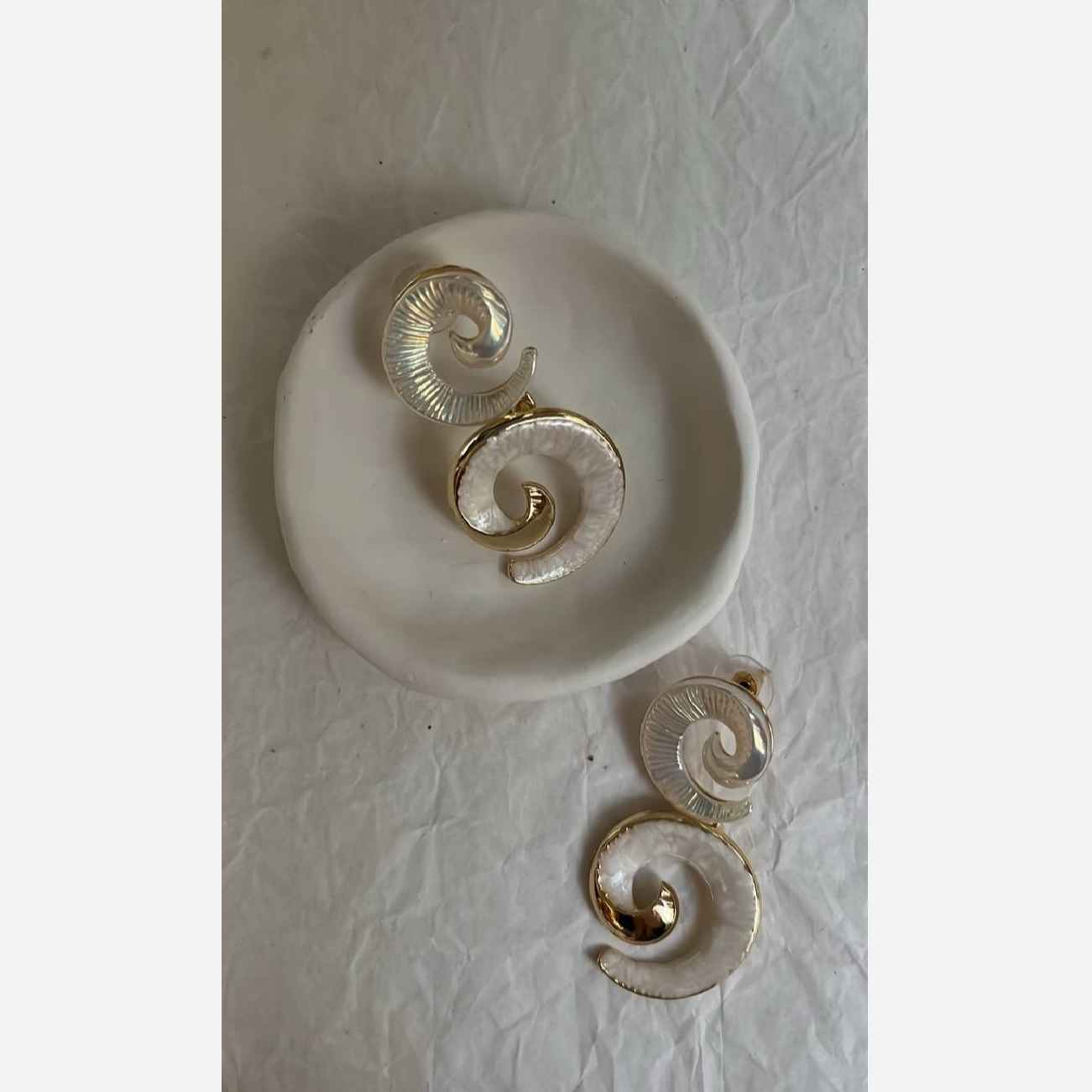 钢制掐丝彩绘镂空圆形吊坠耳环 – 女士耳饰