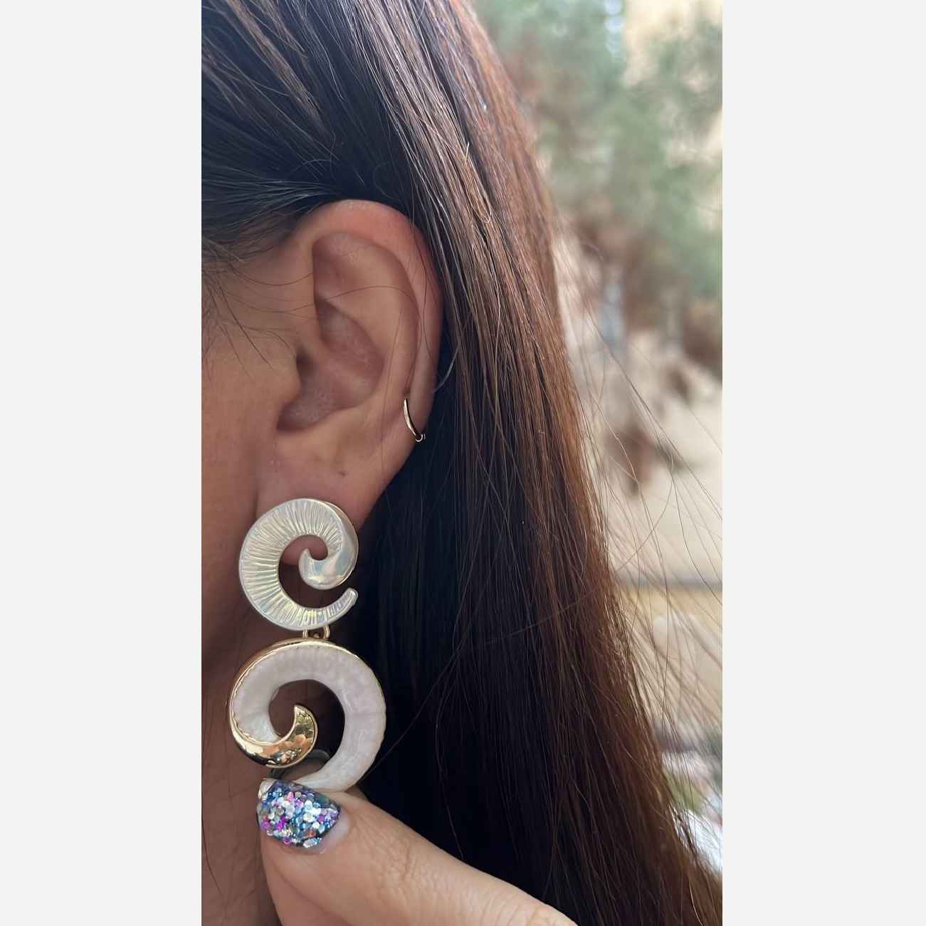 Main image of 钢制掐丝彩绘镂空圆形吊坠耳环 – 女士耳饰