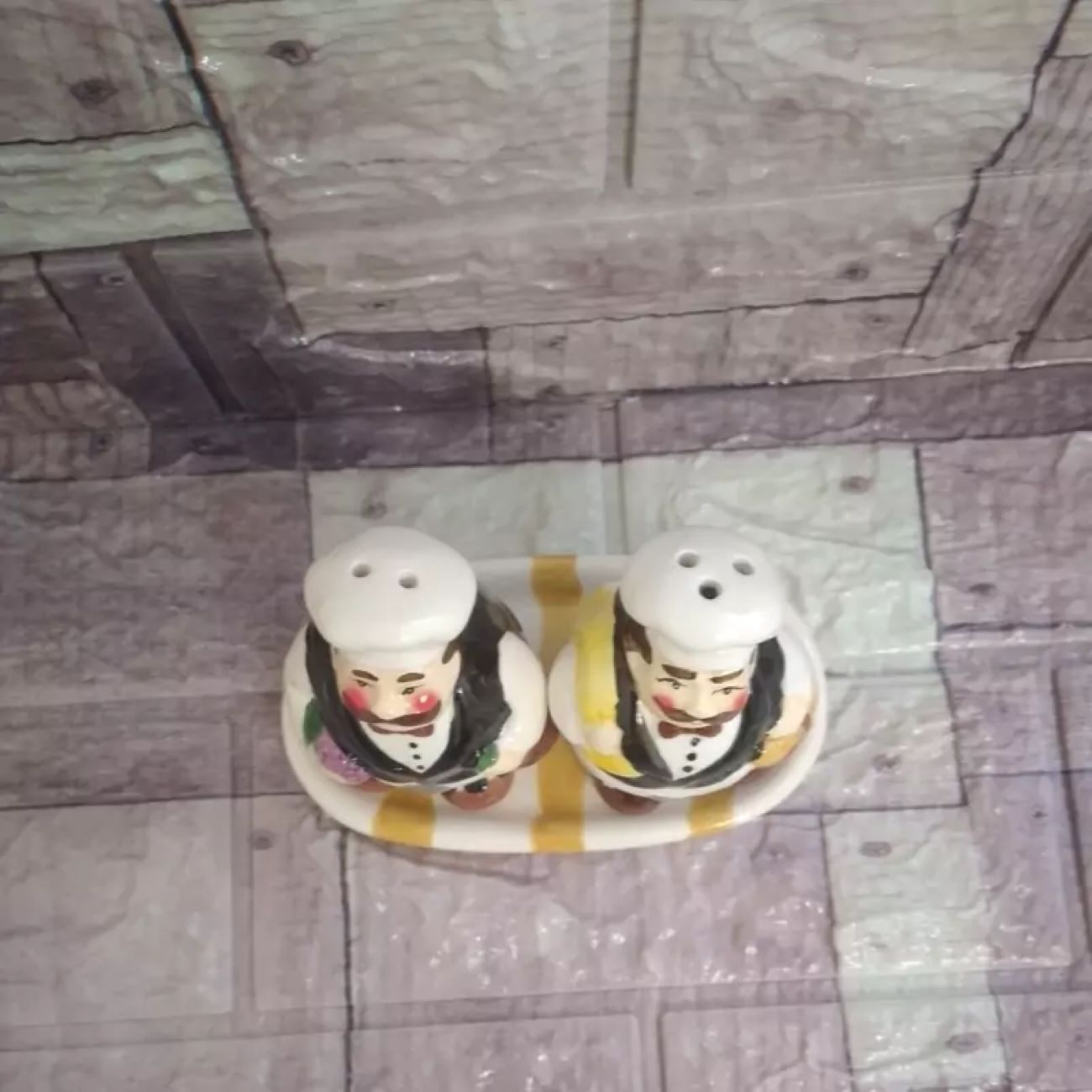 优雅陶瓷厨师设计盐与胡椒罐 – 实用且美观