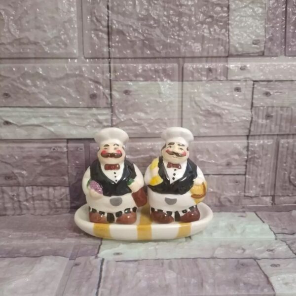 优雅陶瓷厨师设计盐与胡椒罐 – 实用且美观