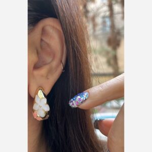 钢制掐丝彩绘优雅花卉圈式耳环 – 时尚精致