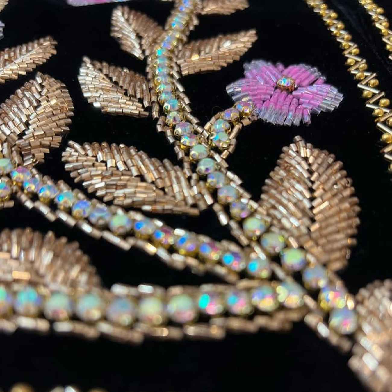 女士石头刺绣背心 – 花卉设计