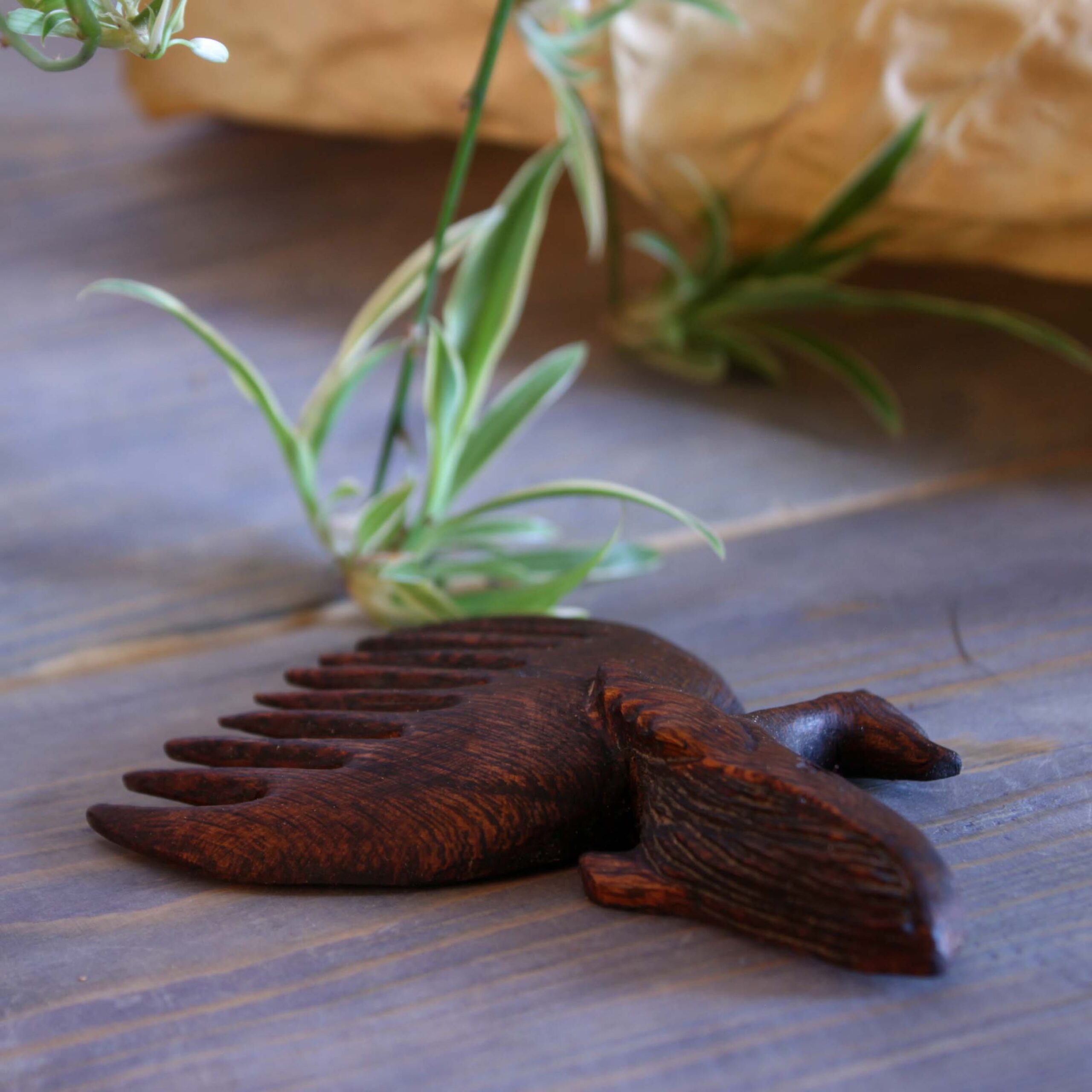 手工雕刻木梳 — 精致鲸鱼图案