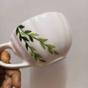 手绘陶瓷拿铁杯 – 精美绿色叶子图案