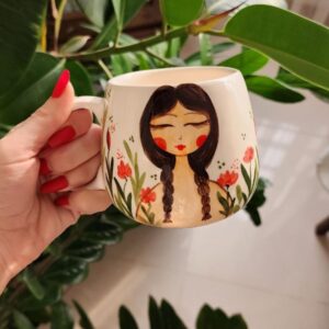 手绘陶瓷马克杯 – 独特女孩肖像图案