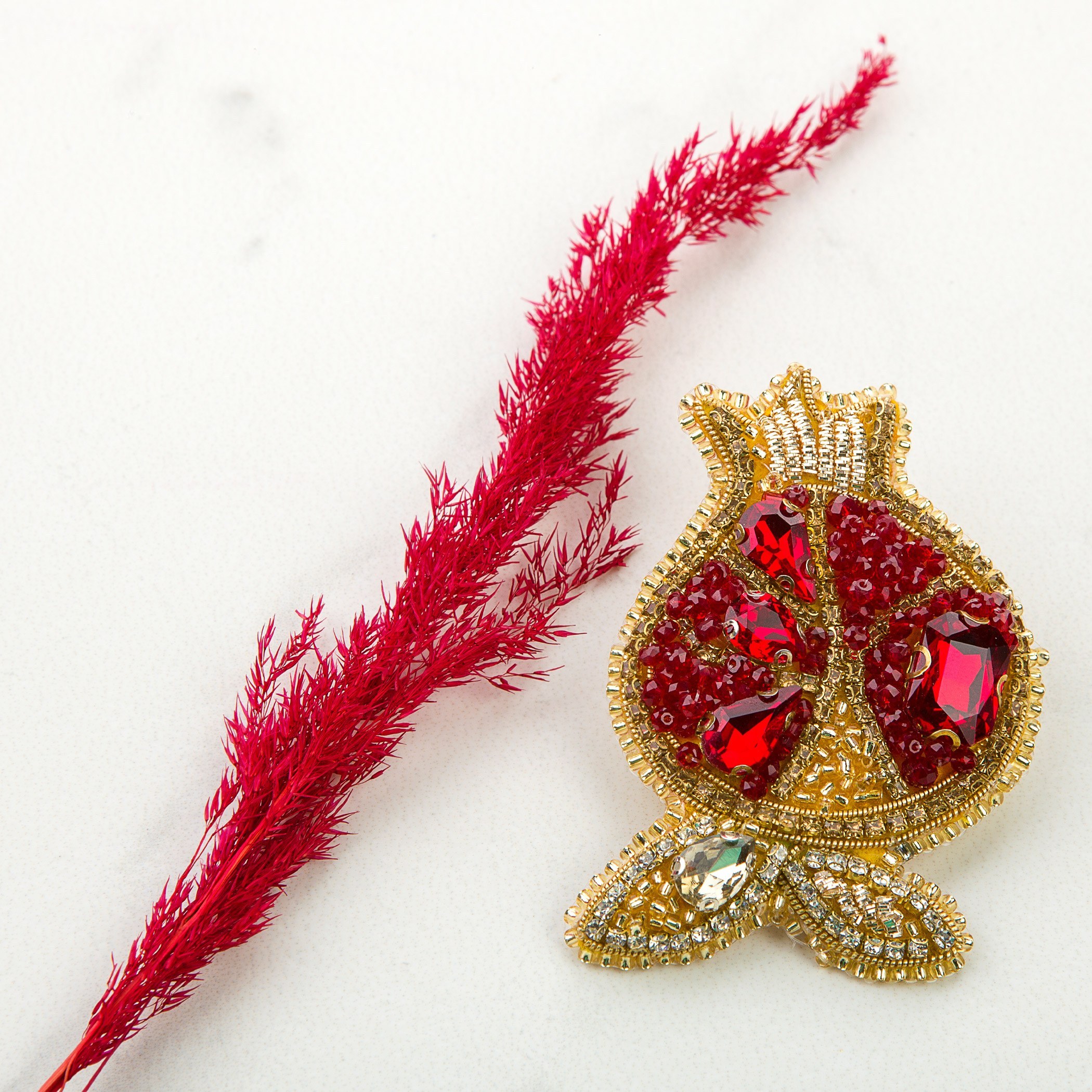 手工石榴胸针别针 – 皮革与珍珠