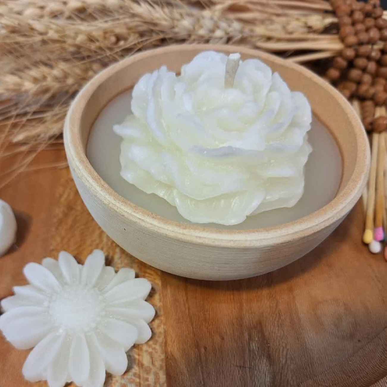 Main image of 手工陶瓷罐蜡烛 – 毛茛花设计