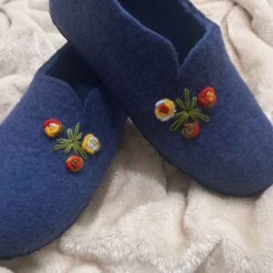 手工羊毛毡拖鞋 – 配有海军蓝色花卉刺绣