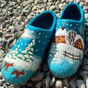手工青绿色羊毛毡拖鞋 – 配有冬季雪花图案