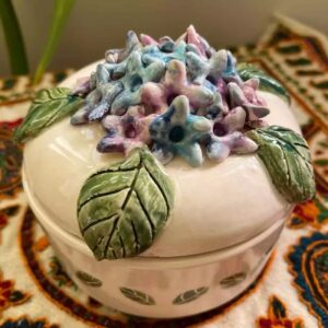 高品质陶瓷糖罐 – 浮雕花卉设计，适合餐桌使用