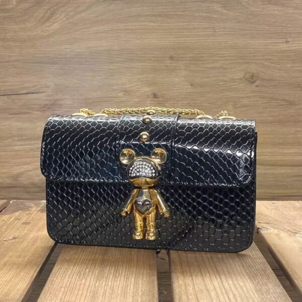 Leather-Shoulder-Bag-with-Chain-Strap-–-Chic-and-Elegant-1-1