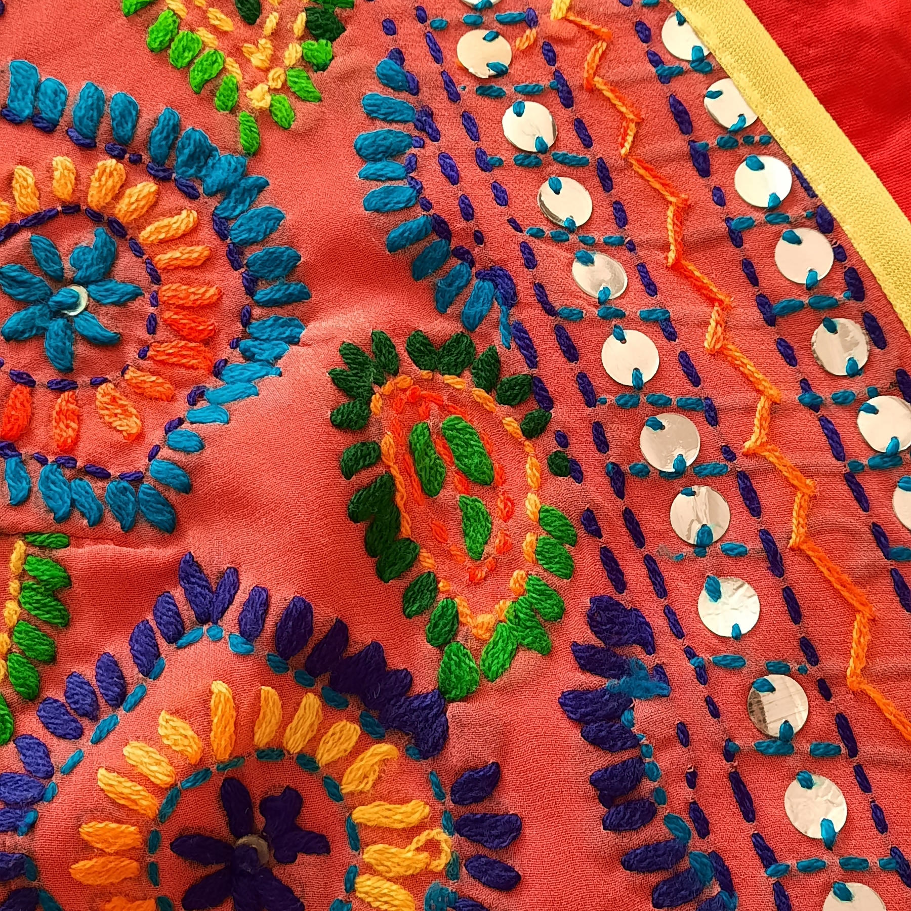 女士刺绣背心 – 花卉针工设计