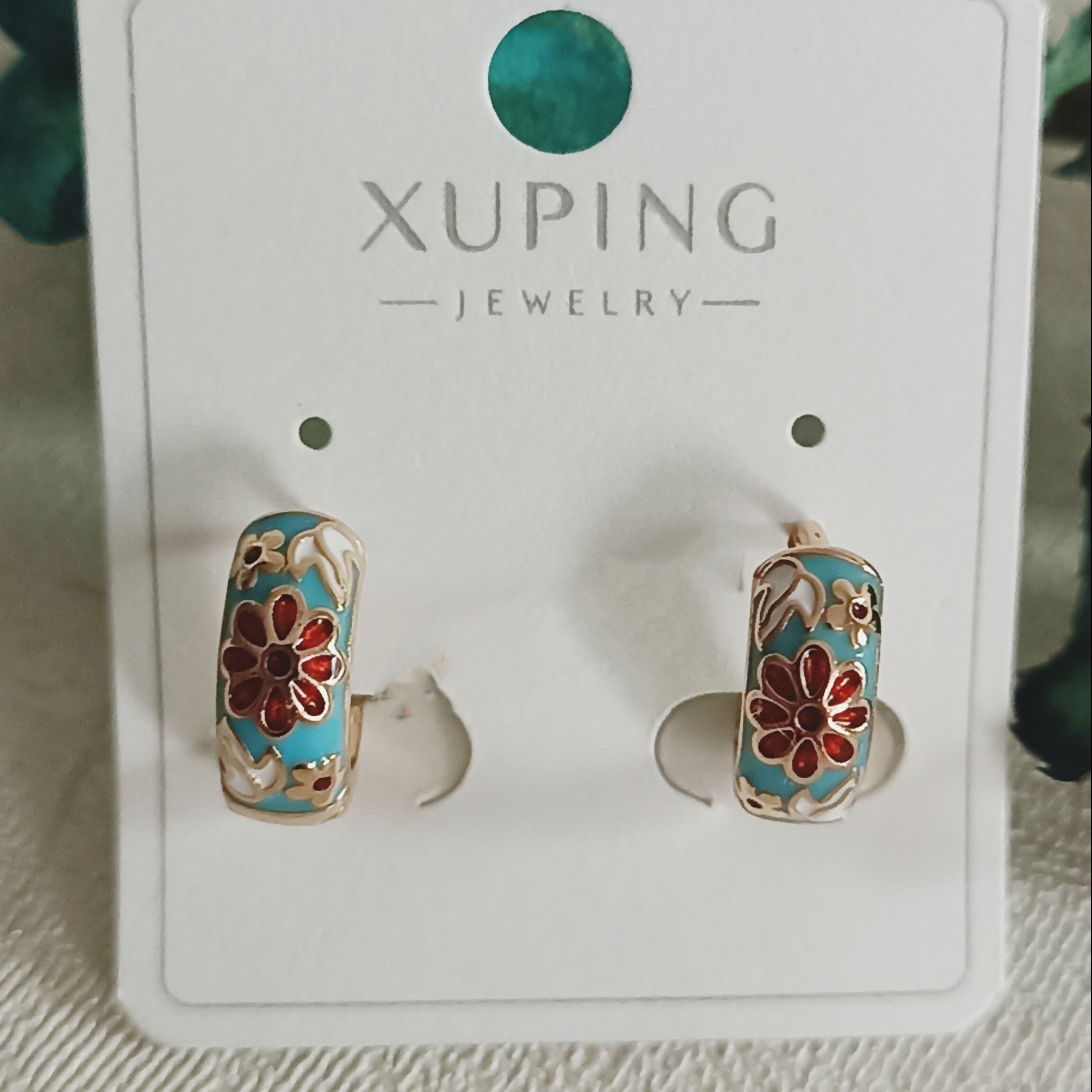 钢制掐丝彩绘优雅花朵圈式耳环 – 女性化与时尚