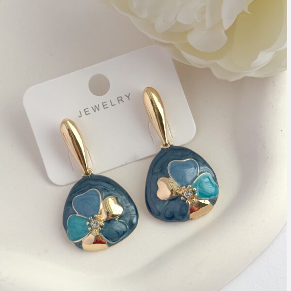 钢制掐丝彩绘波斯风耳环 – 艺术花卉设计