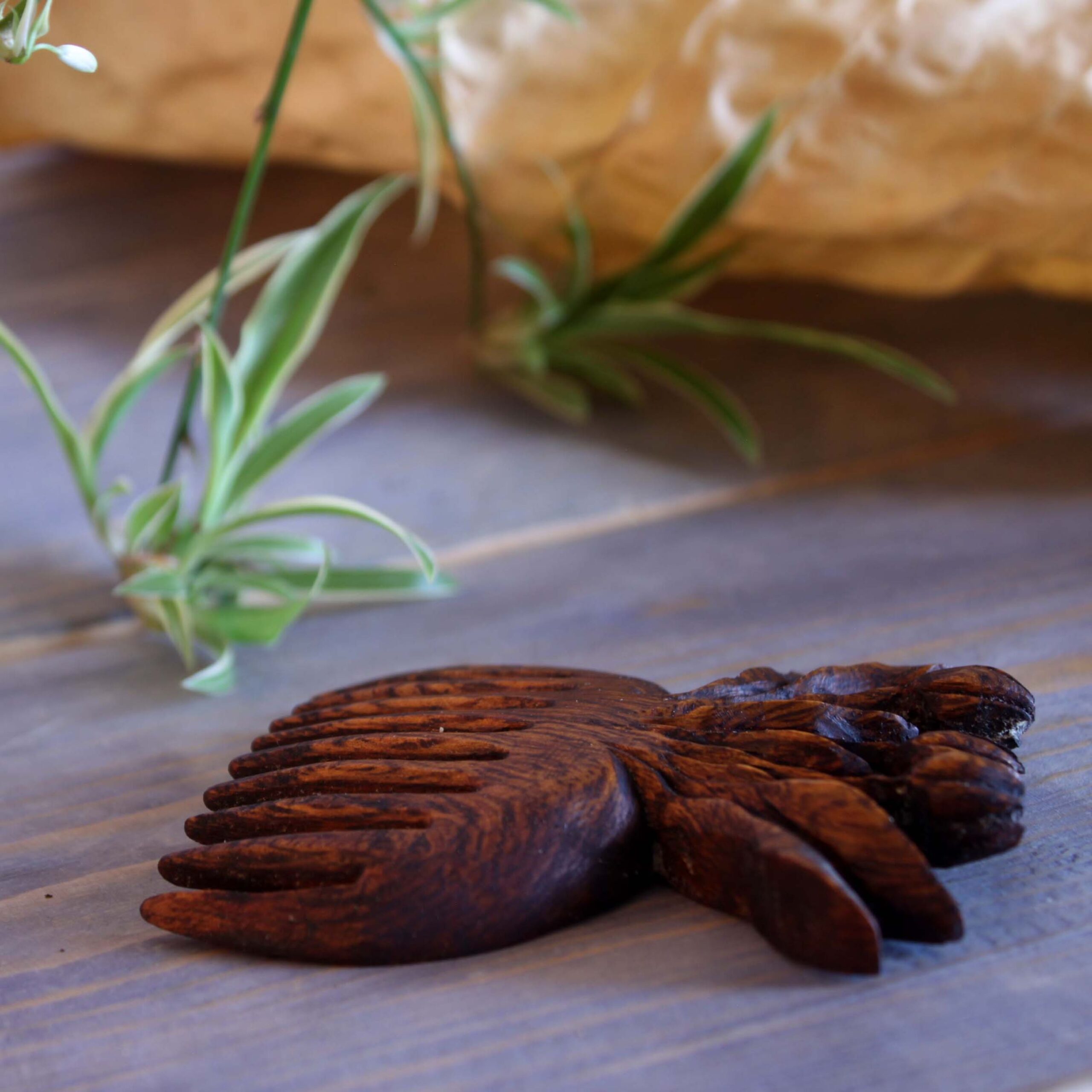 乡村手工雕刻木梳 — 花卉郁金香图案