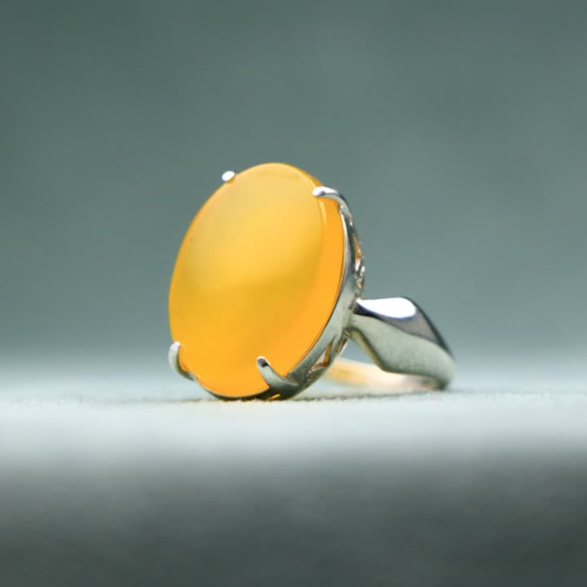 Main image of 神圣Sharaf al-Shams戒指 – 椭圆形宝石戒指，四爪镶嵌设计