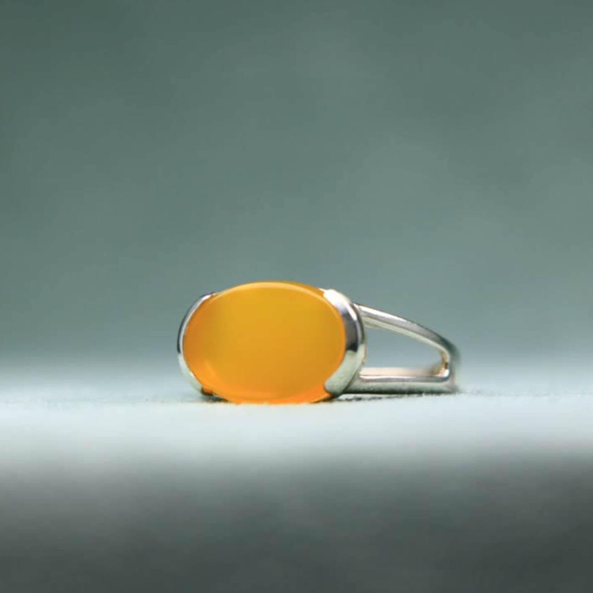 Main image of 神圣Sharaf al-Shams戒指 – 椭圆形宝石戒指，永恒的精神美