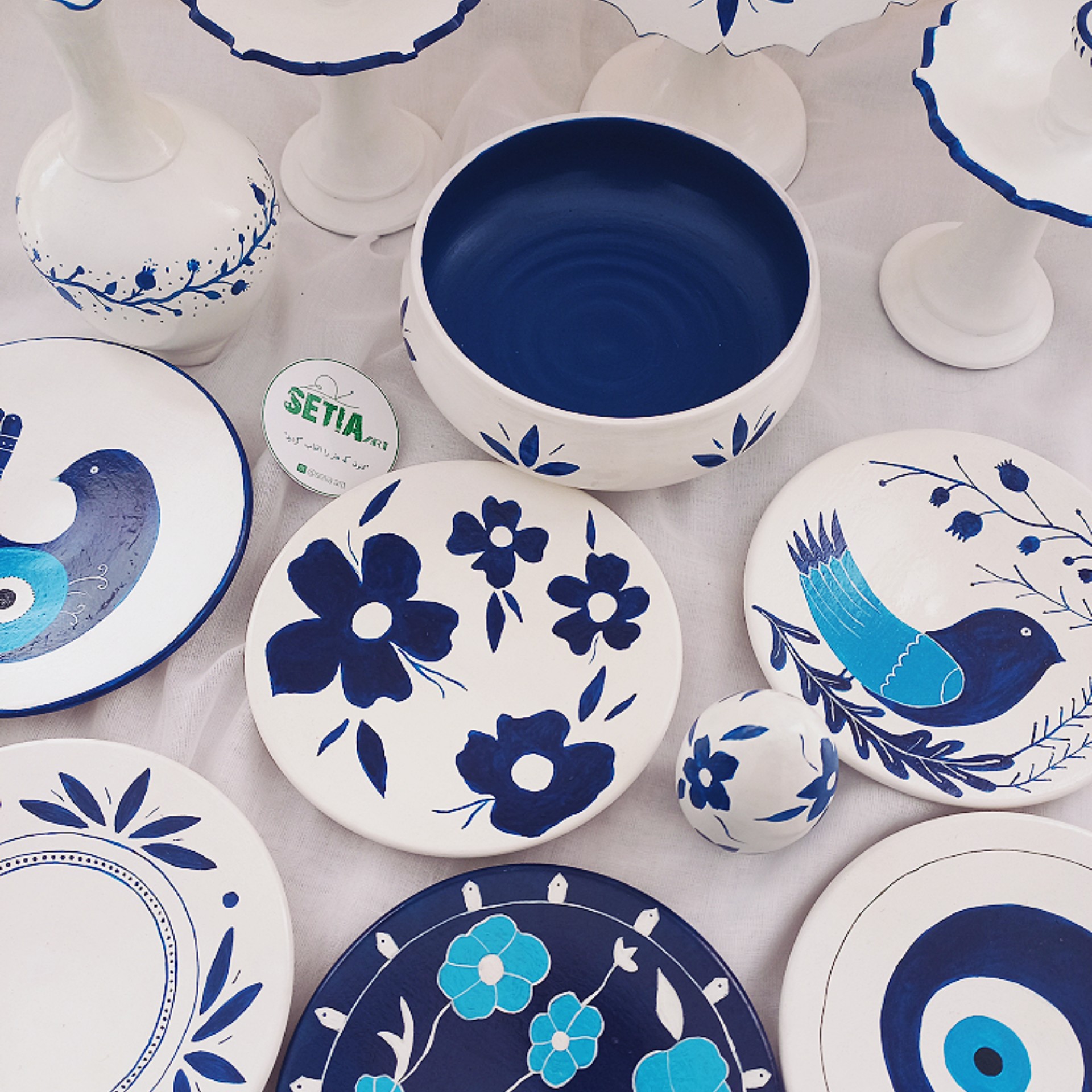 「象征之美」 —— 手绘七辛桌套装,花卉、鸟与避邪眼图案(12 件套)