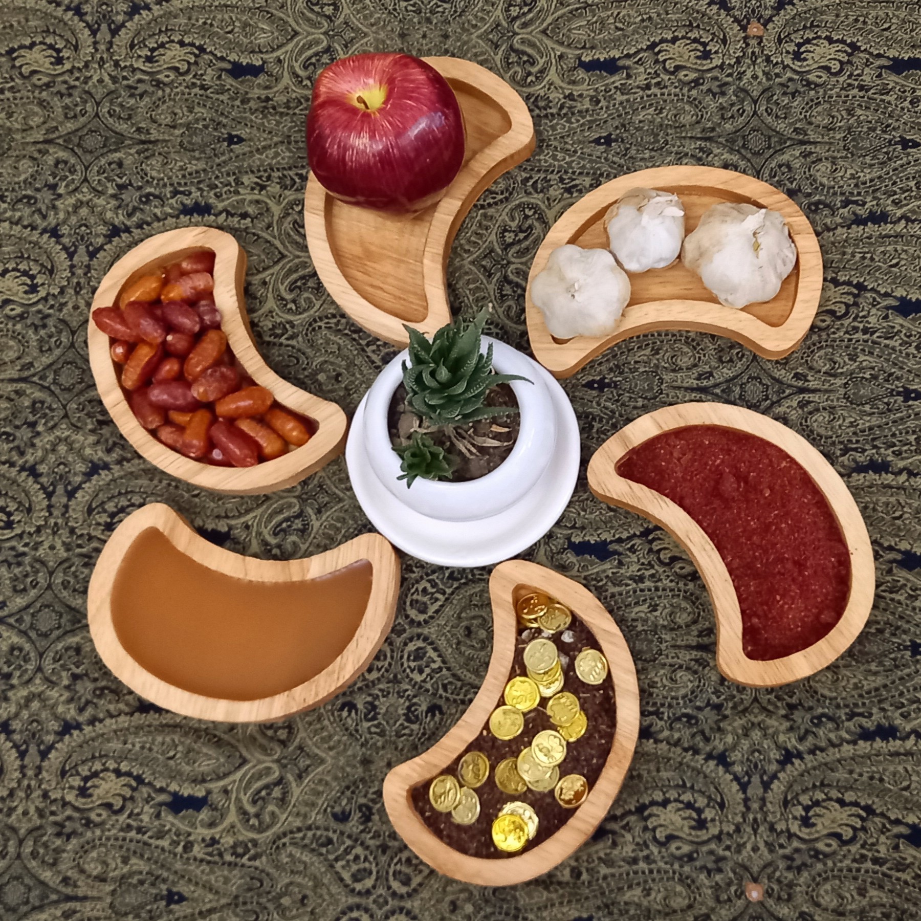 Main image of 传统木制七辛桌套装 —— 佩斯利纹饰，提升诺鲁兹装饰格调（6 件套）