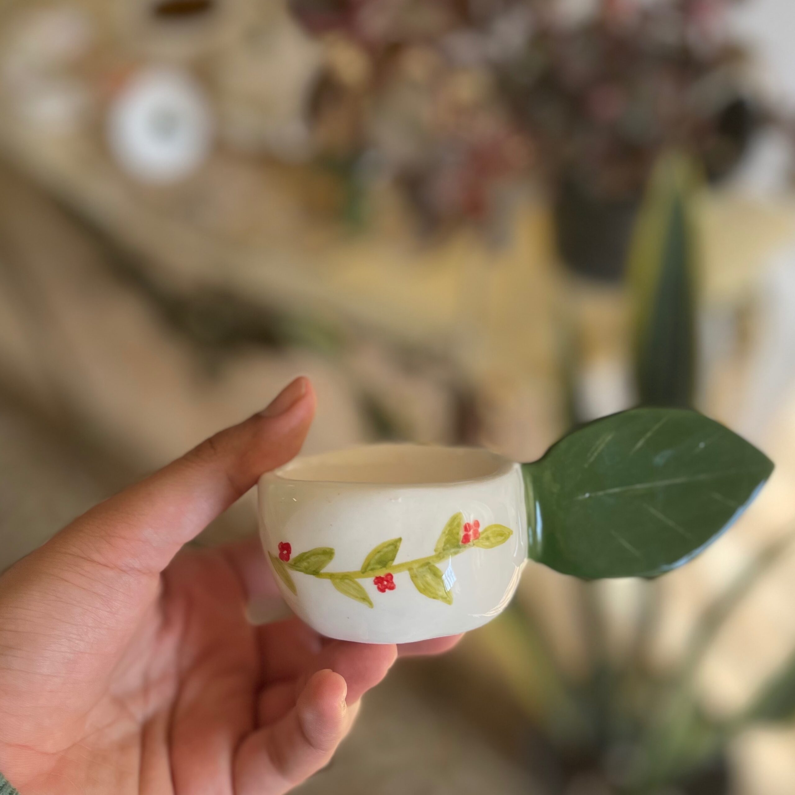 Main image of 陶瓷杯 – 叶子造型把手与浆果图案，艺术设计