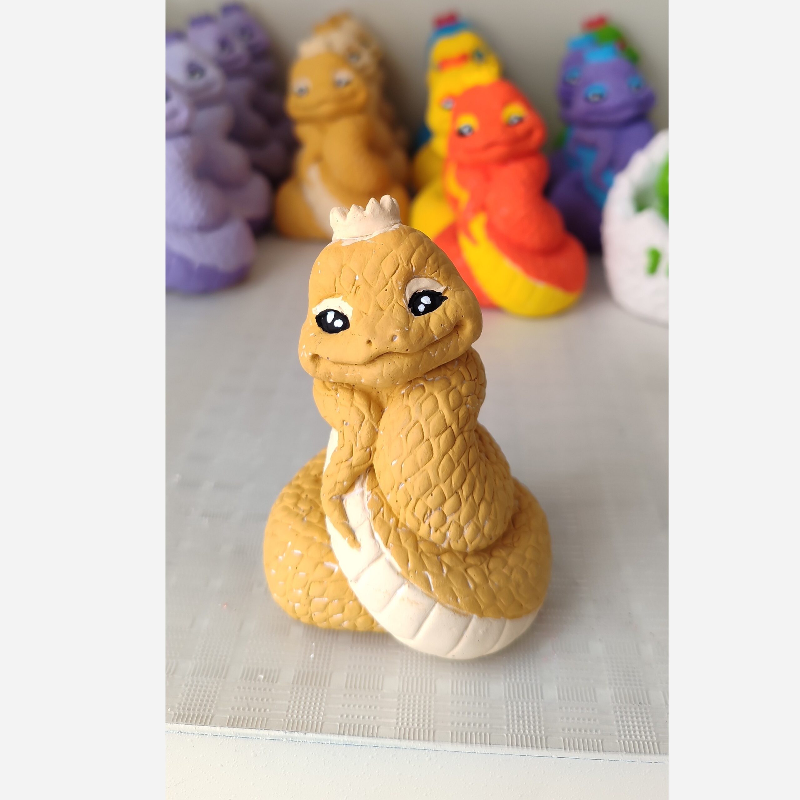 鲜艳眼镜王蛇雕像,手工波斯新年装饰