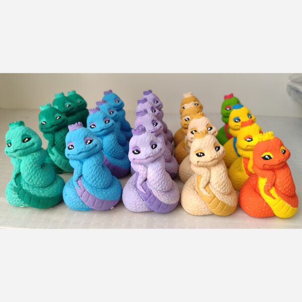 鲜艳眼镜王蛇雕像，手工波斯新年装饰