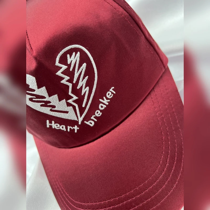 女士红色缎面棒球帽 – 时尚舒适