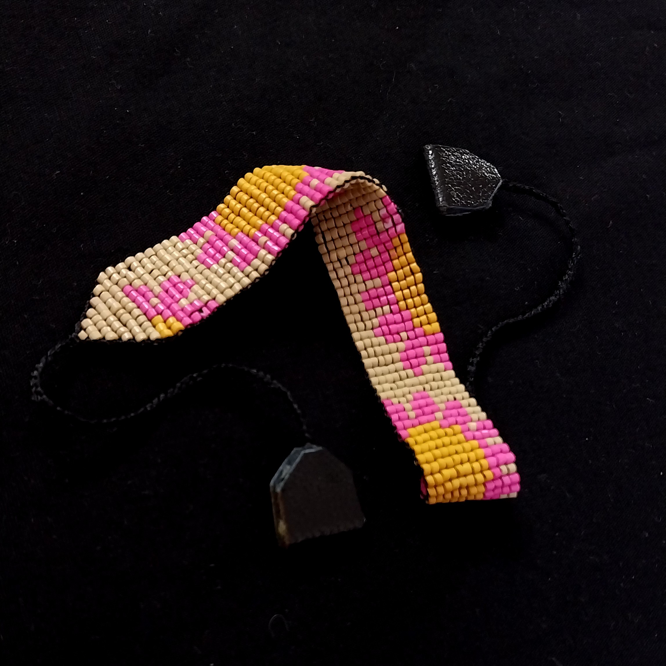 Main image of 编织钢串珠手链 – 女士款，花卉图案，洋甘菊款