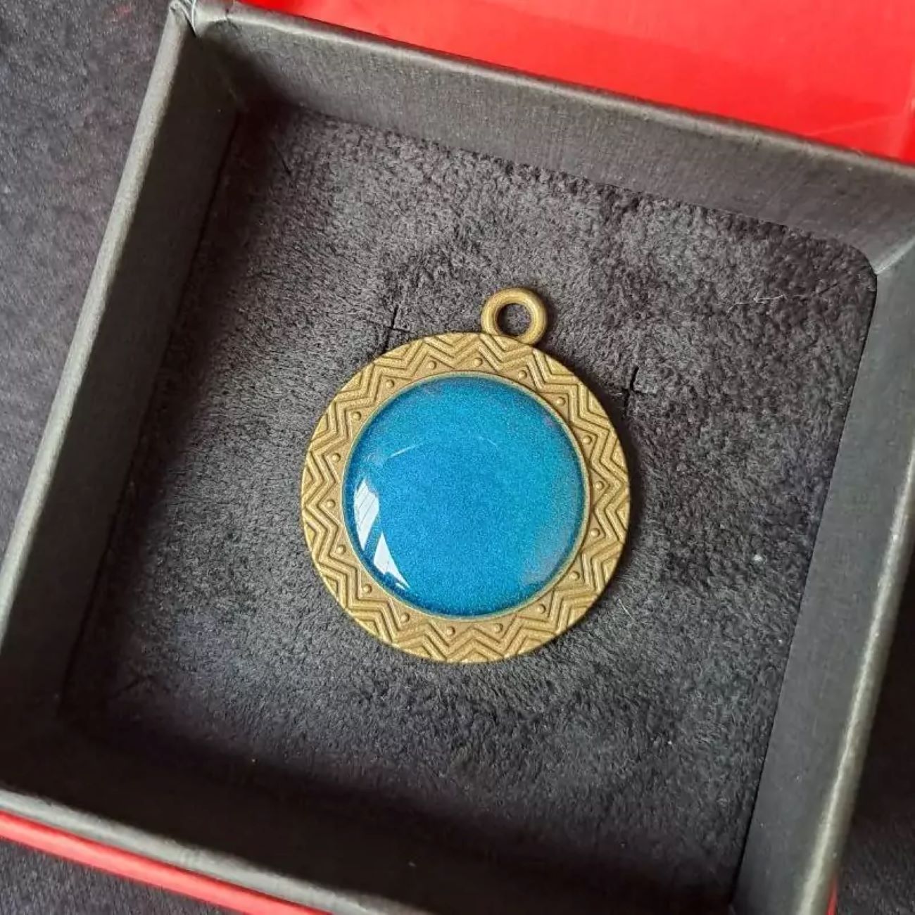 工艺青铜项链 – 配有树脂宝石