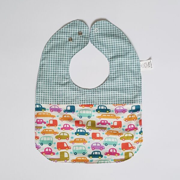 婴儿围嘴 – 方格舒适款，趣味小汽车图案