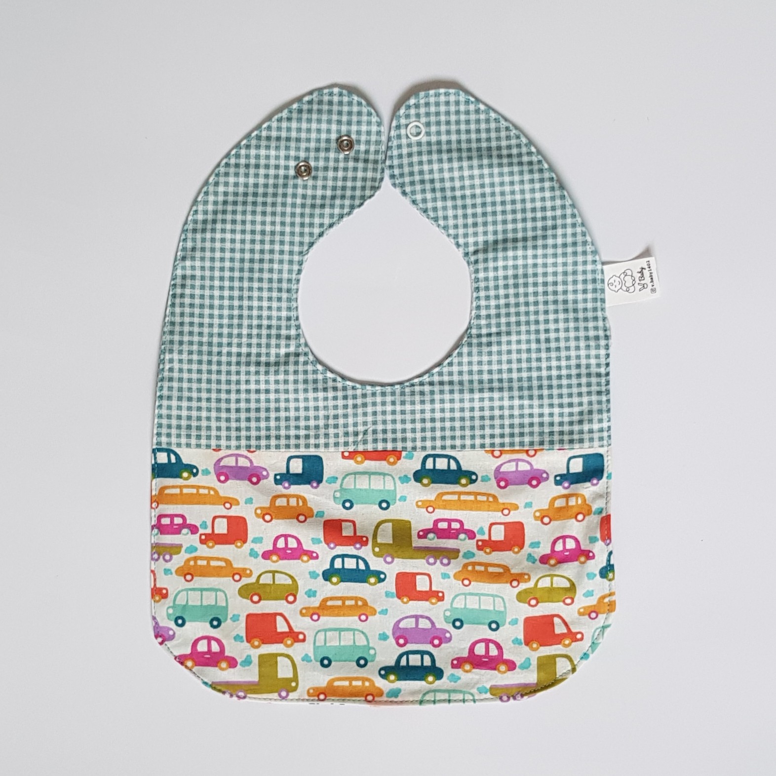 Main image of 婴儿围嘴 – 方格舒适款，趣味小汽车图案